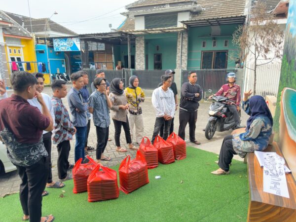 LTE Cruise Gelar Aksi Berbagi Takjil di Kampung Inggris